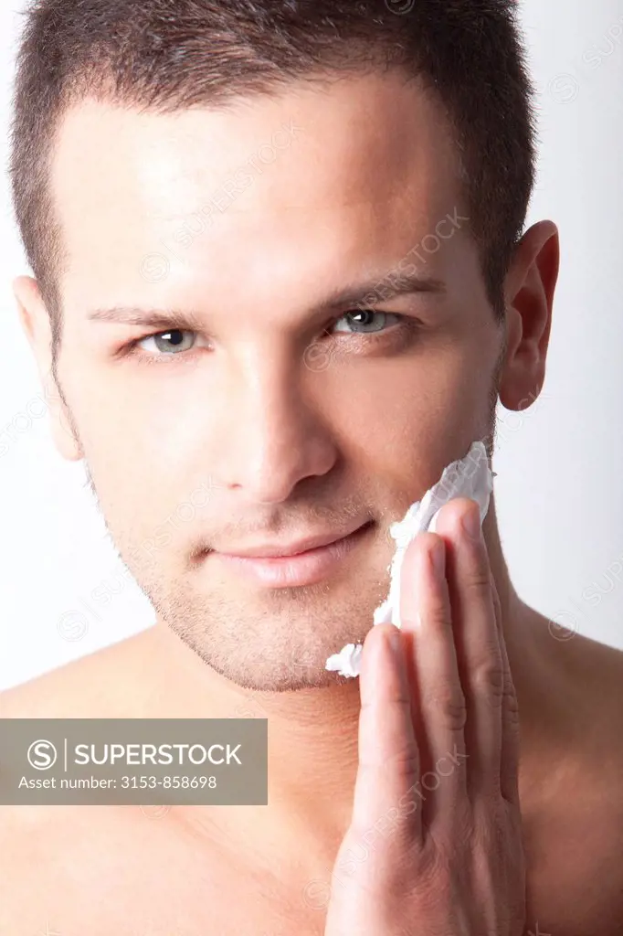 uomo applica la schiuma da barba sul viso