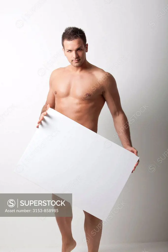 uomo nudo dietro ad un pannello bianco
