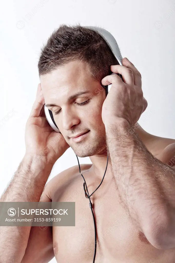 uomo ascolta la musica con le cuffie