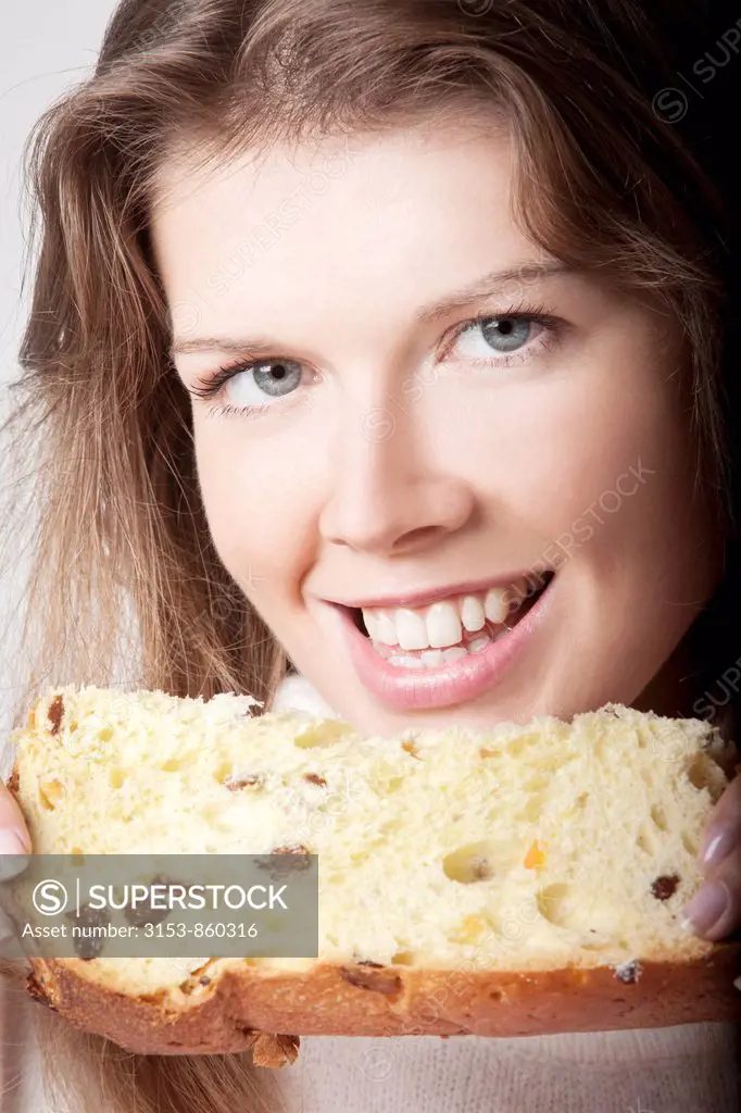 donna mentre mangia una fetta di panettone