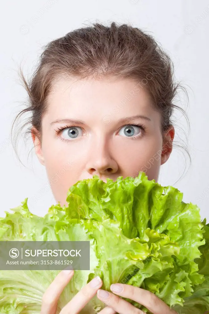 donna, foglie di insalata