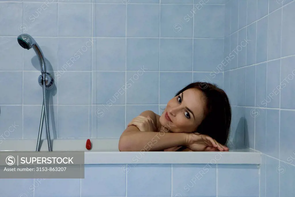 donna nella vasca da bagno