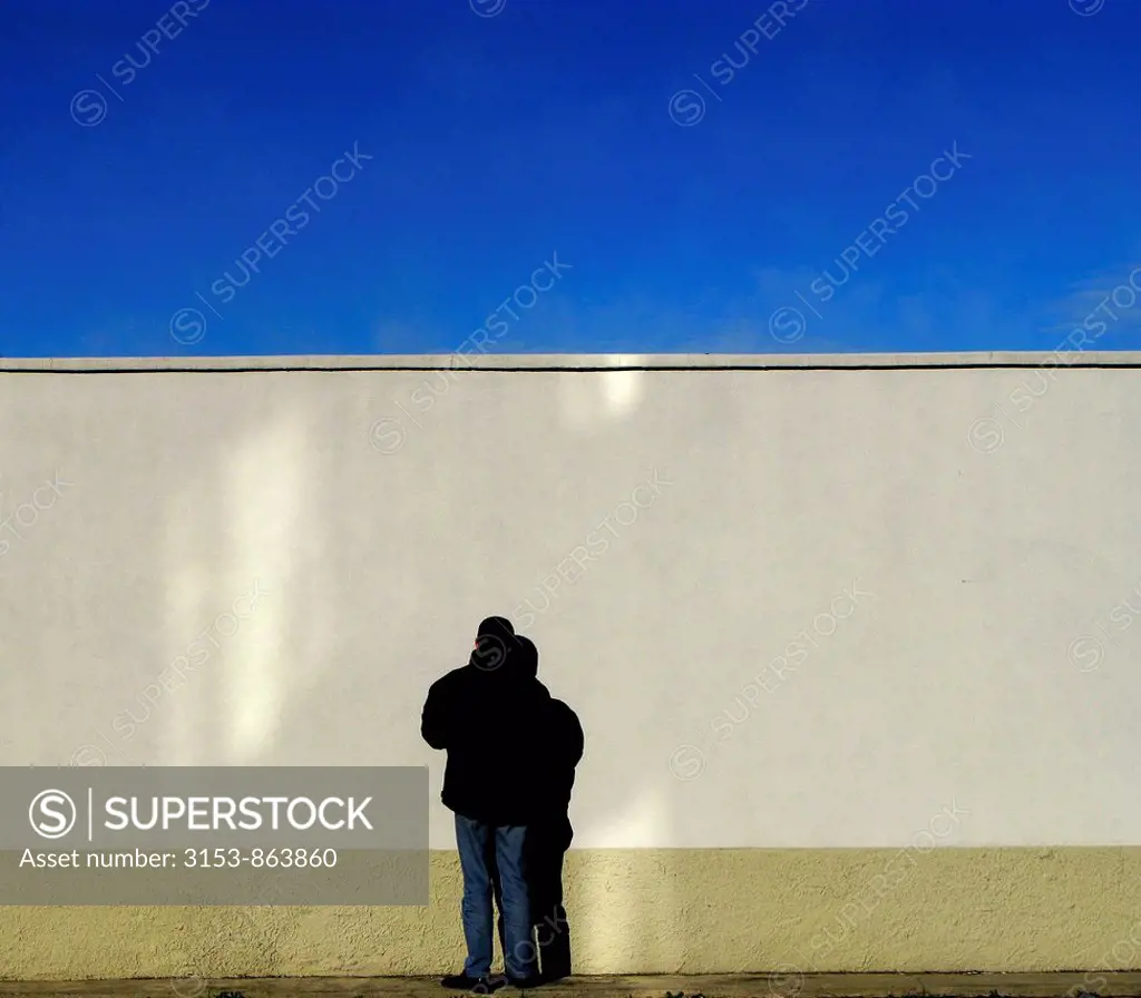 uomo di fronte a un muro bianco