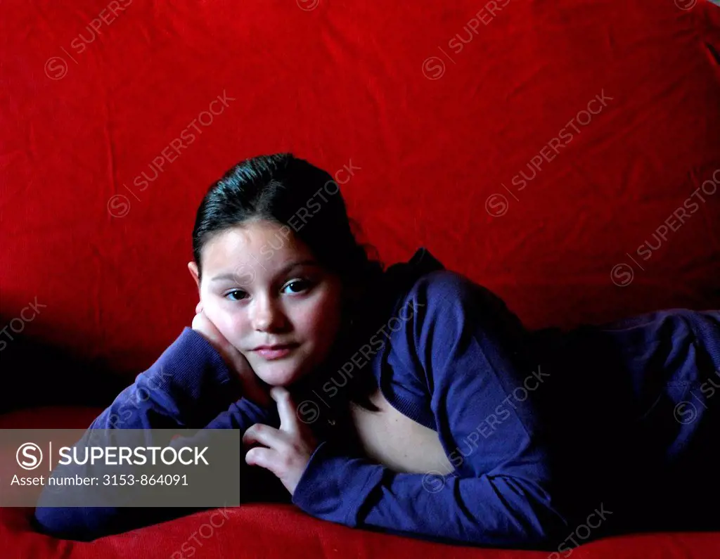 ritratto di una bambina sdraiata sul divano