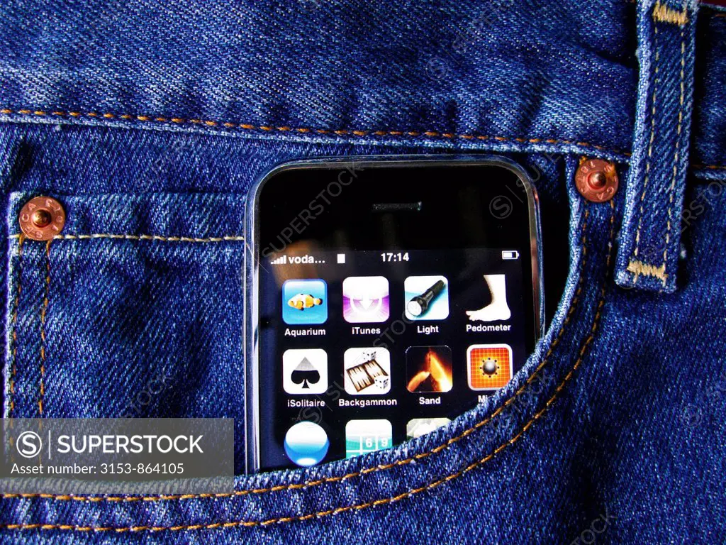 particolare di una tasca di un pantalone di jeans con un iphone