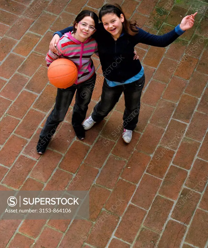 due bambine con un pallone da basket