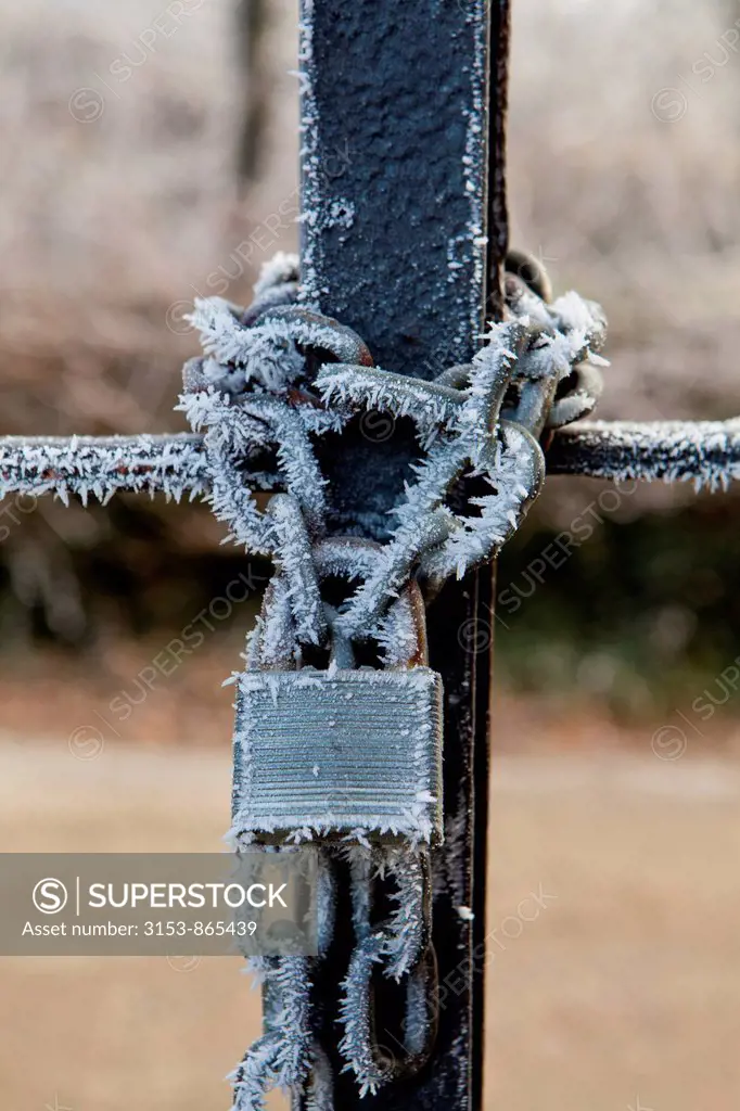 formazione di ghiaccio sul lucchetto di un cancello, galaverna