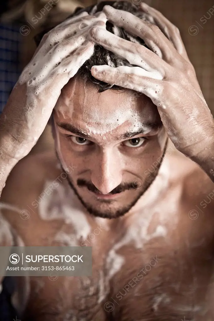 un uomo sotto la doccia