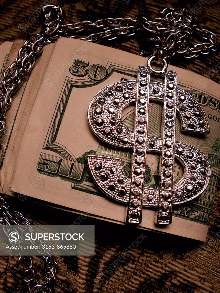 dollari e medaglione simboli di ricchezza