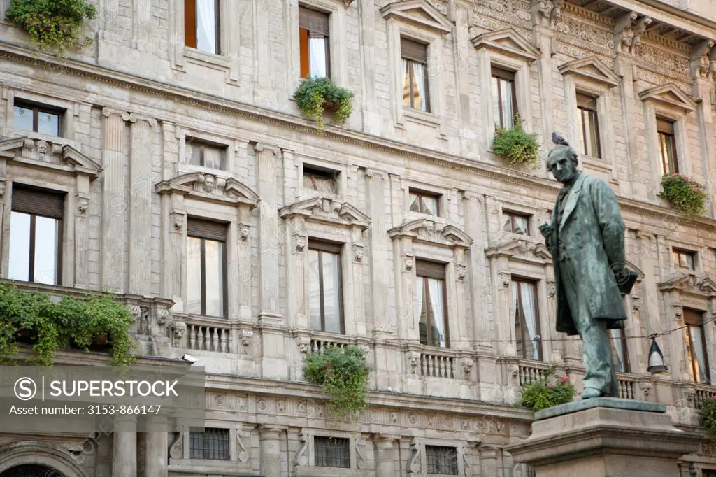 statua di alessandro manzoni, piazza san fedele, milano, lombardia, italia