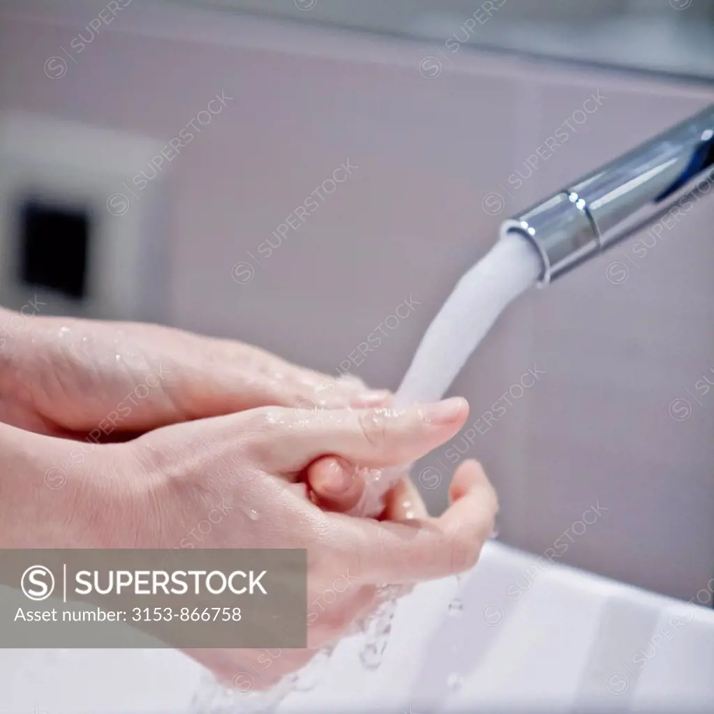 donna che si lava le mani