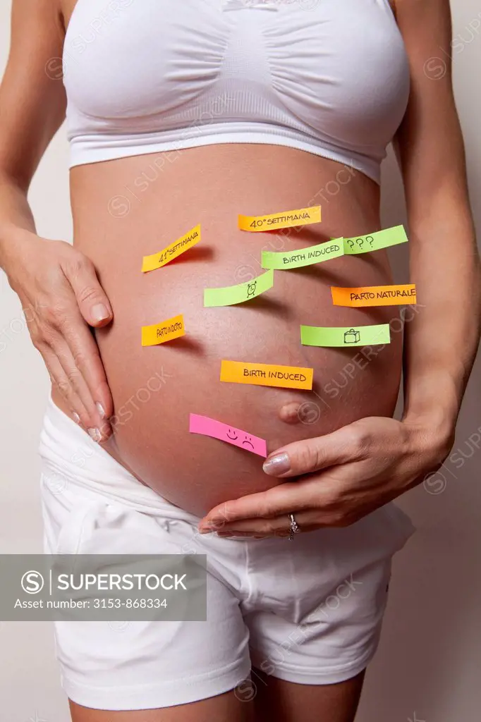 donna incinta con post_it sul pancione