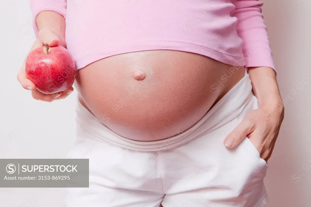 pregnant womna with a red apple