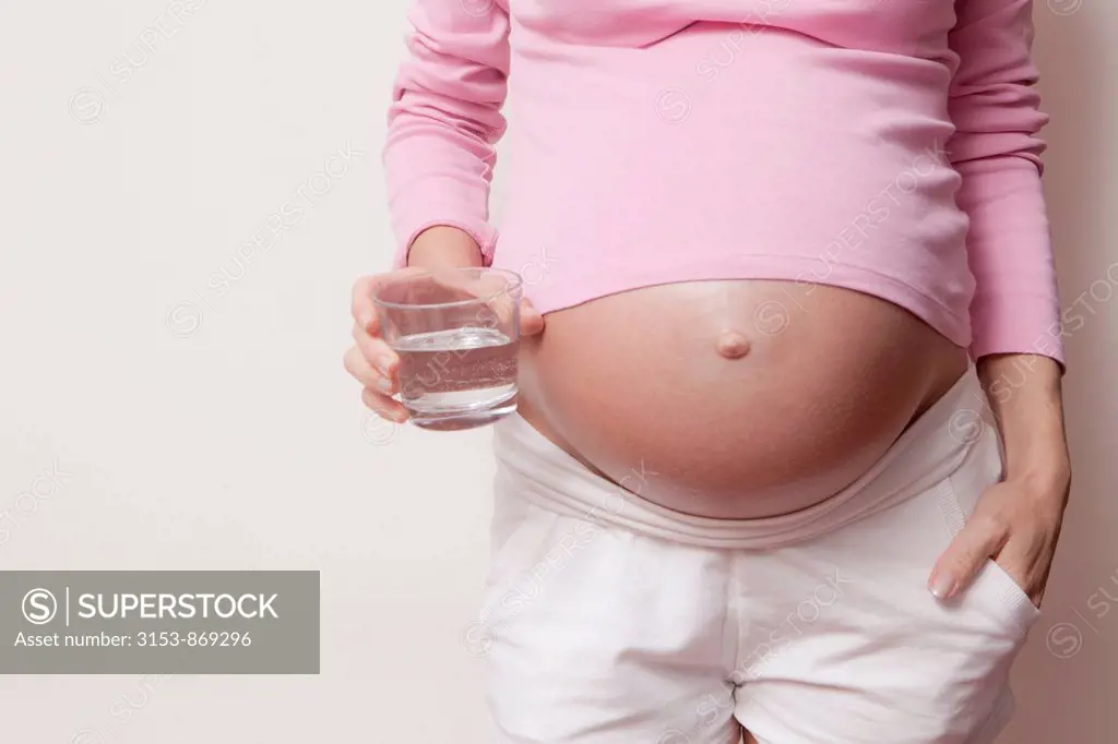 pregnant womna with glass of water