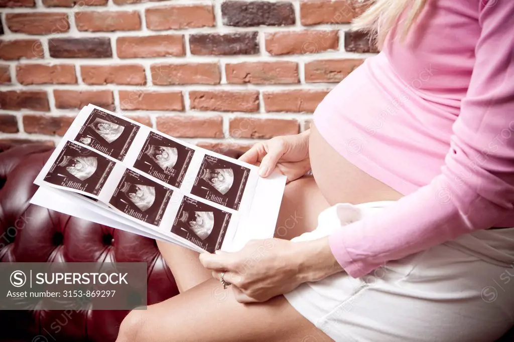 donna incinta con ecografia morfologica