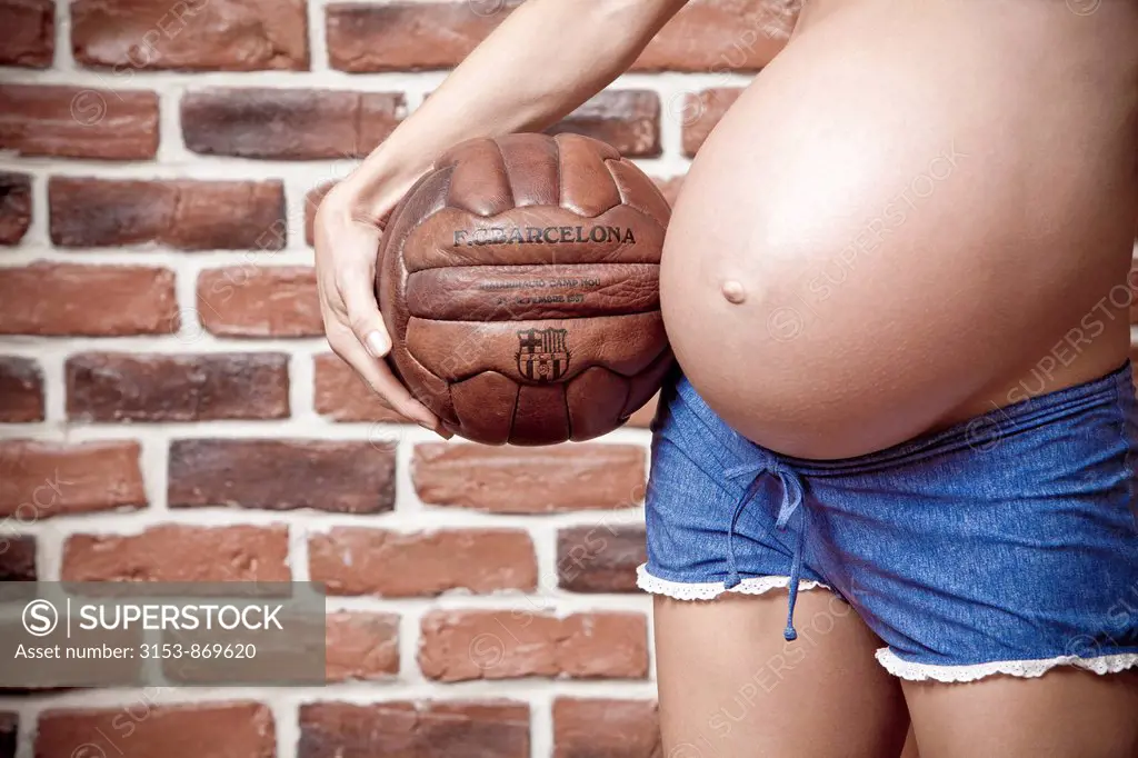 donna incinta con pallone