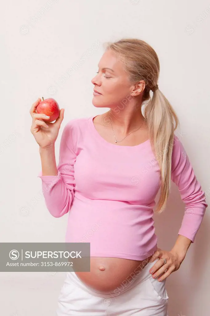 pregnant womna with a red apple