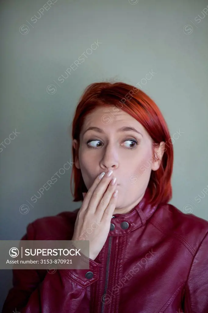 donna con mano sulla bocca