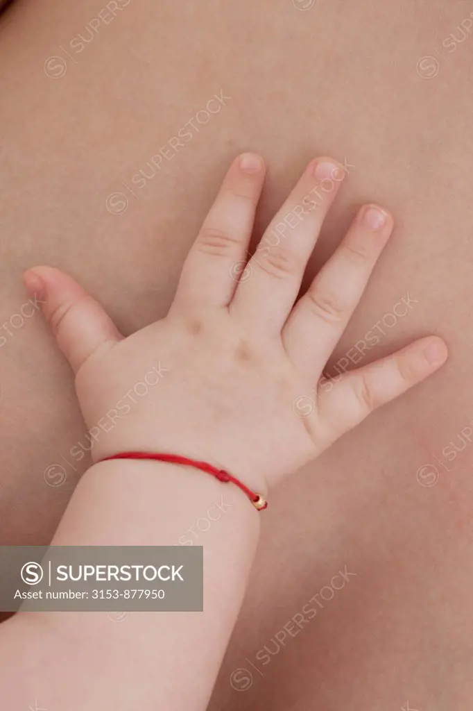 mano di una bimba