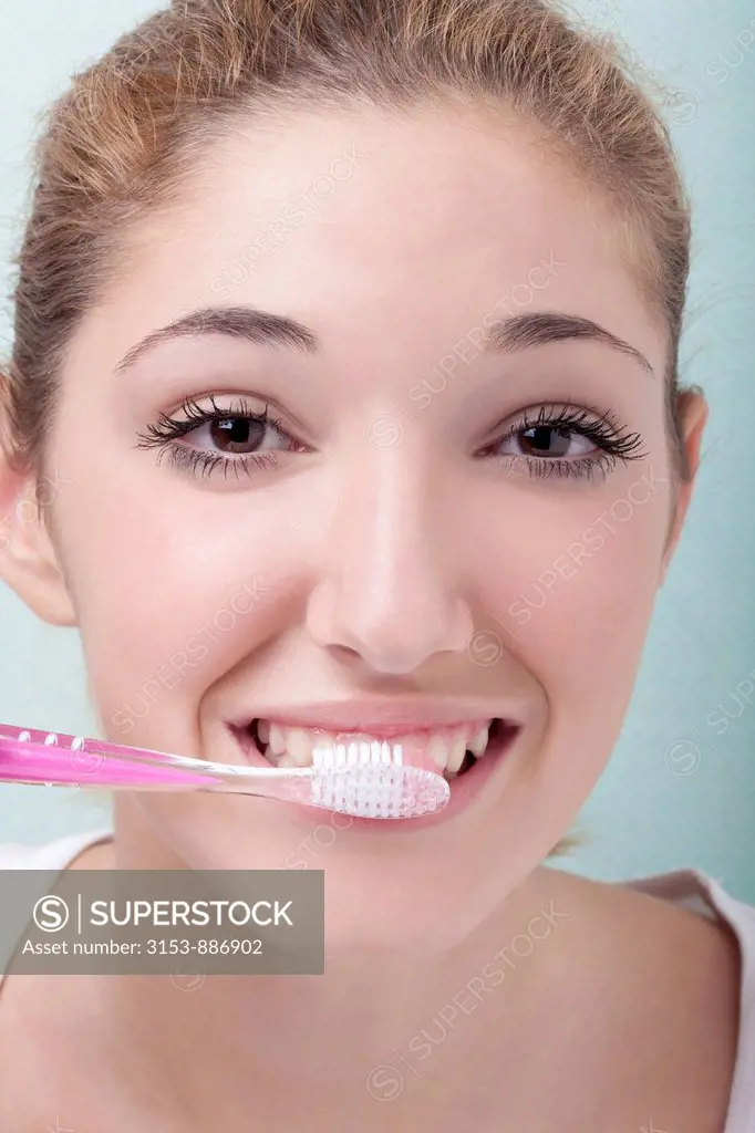 teenage girl, dental hygiene