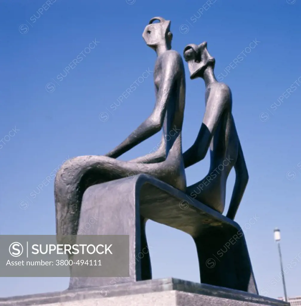 USA, Washington DC, Hirshhorn Museum and Sculpture Garden, King & Queen, sculpture by Henry Moore, 1898-1986
