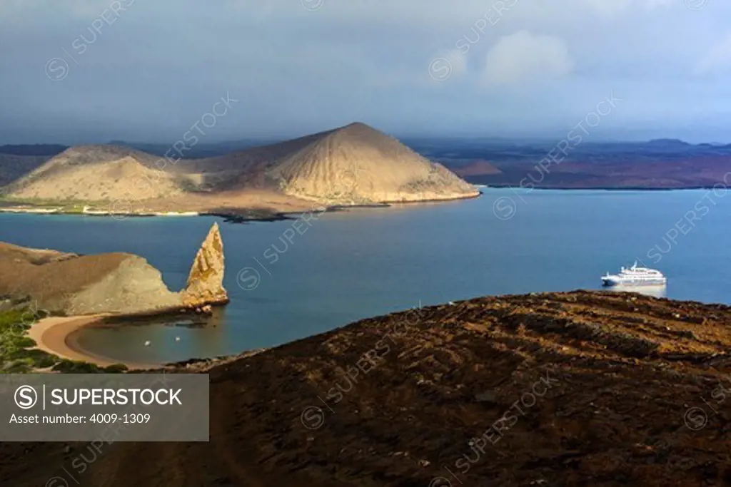 Ecuador, Galapagos Islands, Bartolome Island, Ship sailing towards Pinnacle Rock