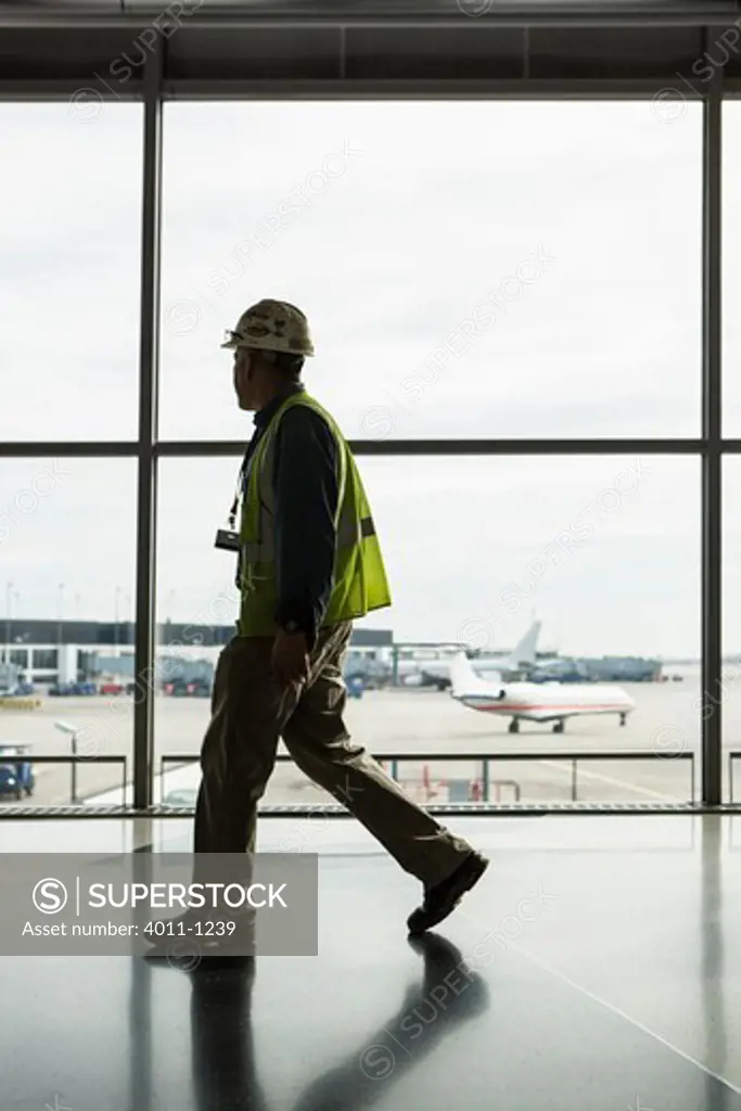 USA, illinois, Chicago, Grand crew worker walking Chicago O'Hare international Airport