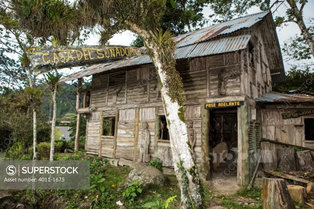 Costa Rica, Wood carving store