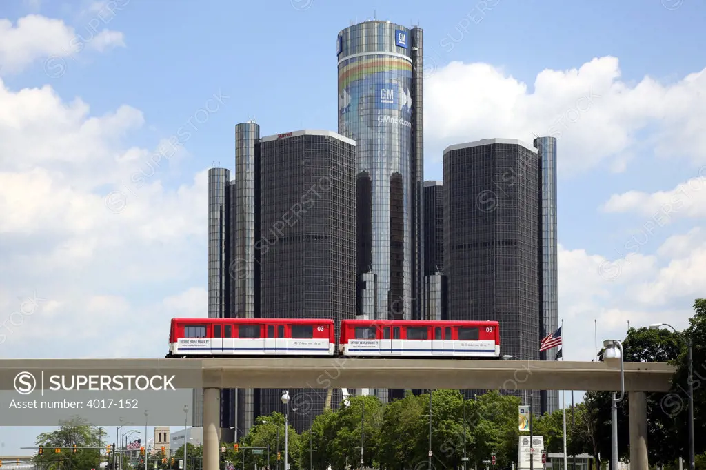 USA,   Michigan,   Detroit,   Train on monorail in front of Renaissance Center