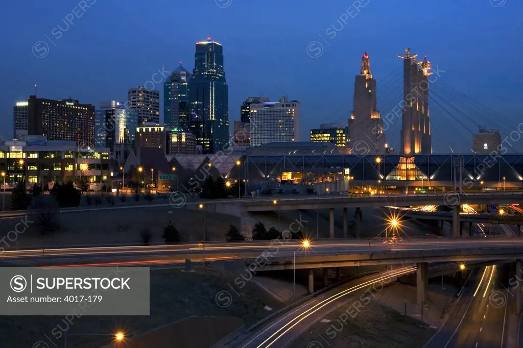 USA,   Missouri,   Kansas City,   Skyline at dusk