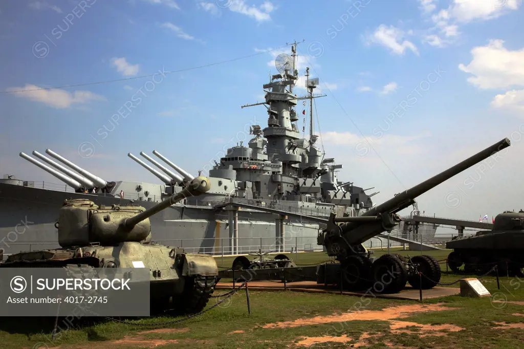 Cannon on the battlefield, USS Alabama Battleship Memorial Park, Mobile Bay, Mobile, Alabama, USA