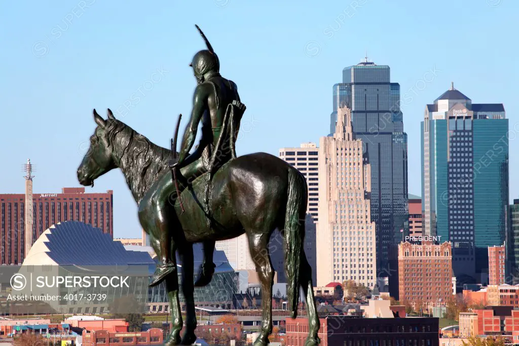 USA, Missouri, Kansas City, Kansas City Scout statue overlooks downtown from Penn Valley Park