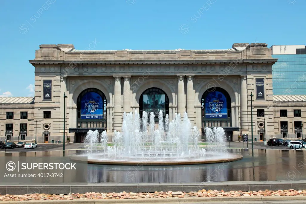 USA, Missouri, Kansas City, Union Station and Bloch Fountain