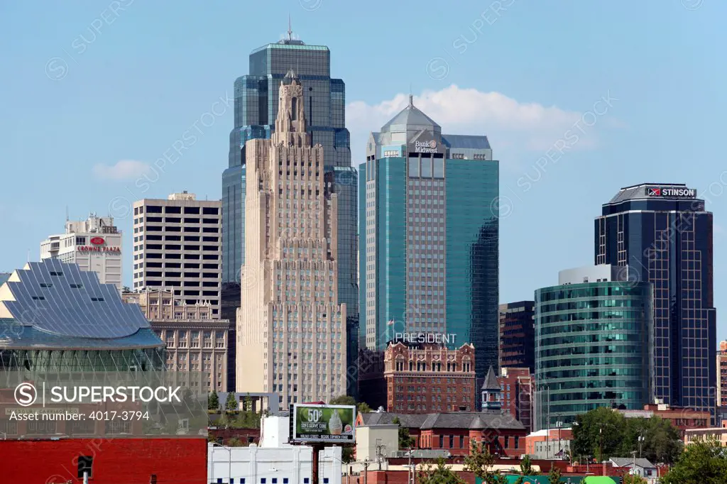 USA, Missouri, Kansas City, Contrasting office towers in Downtown