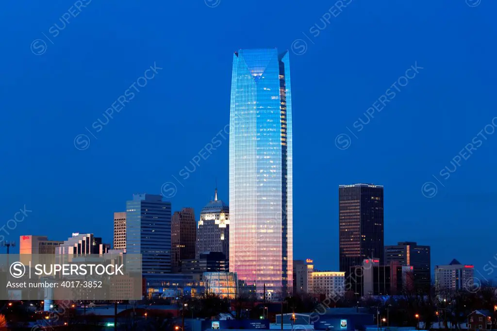 USA, Oklahoma, Oklahoma City, Illuminated Devon Energy Center in Downtown