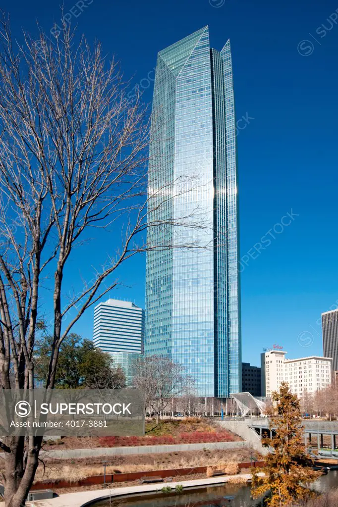 USA, Oklahoma, Oklahoma City, Devon Energy Center Skyscraper from grounds of Myriad Botanical Gardens in winter