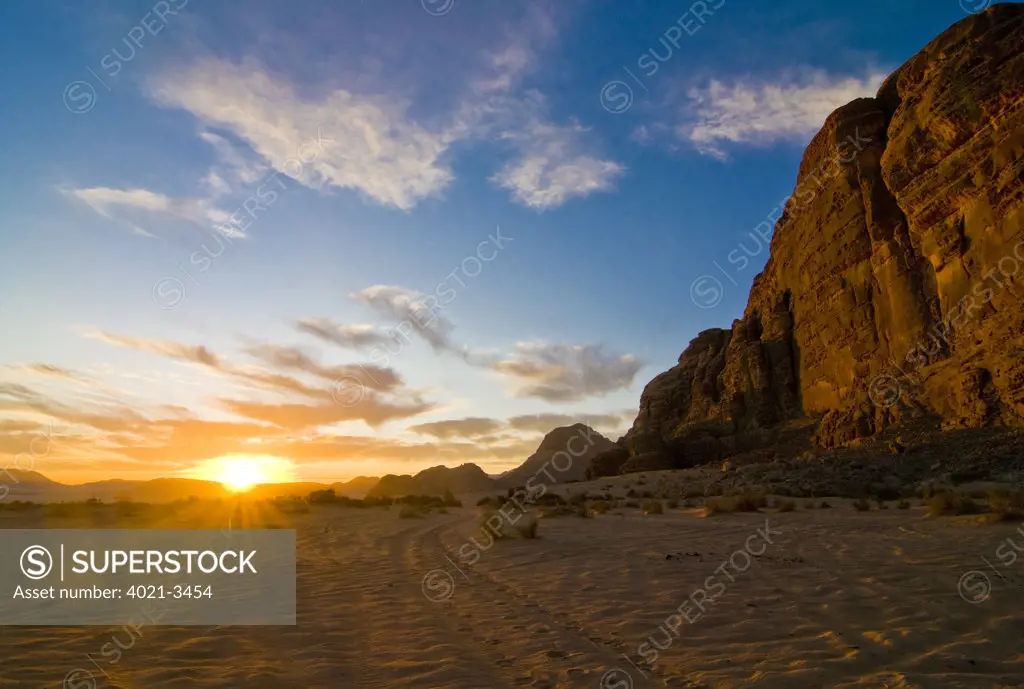 Jordan, Wadi Rum, Sunrise in the mountain landscape and desert in Wadi Rum