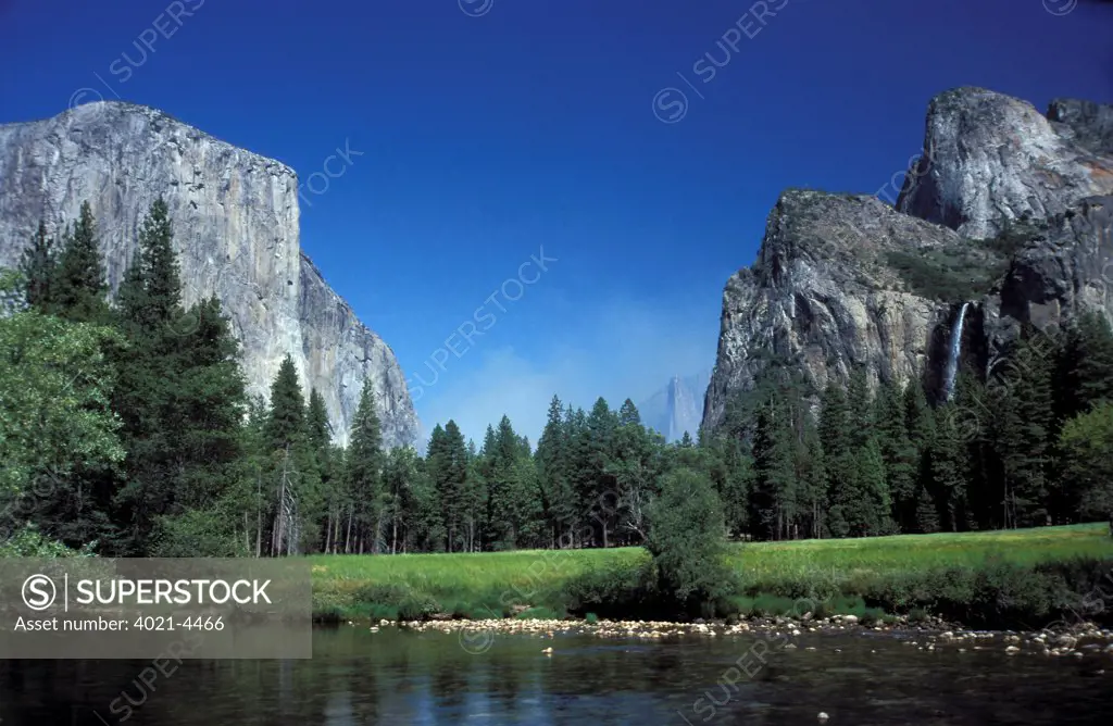 River in front of mountains, El Capitan, Yosemite Valley, Yosemite National Park, California, USA