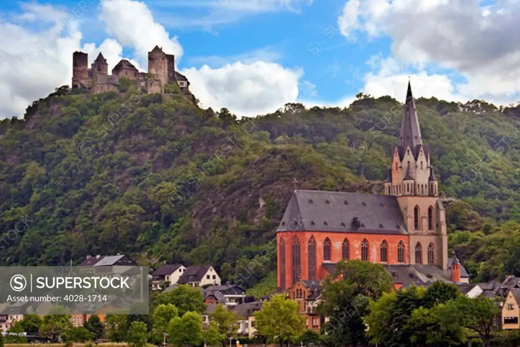 Oberwesel, Rhineland-Palatinate, Germany, Liebfrauen church (Liebfrauenkirche) in the city of Oberwesel with Schoenburg Castle in the back ground