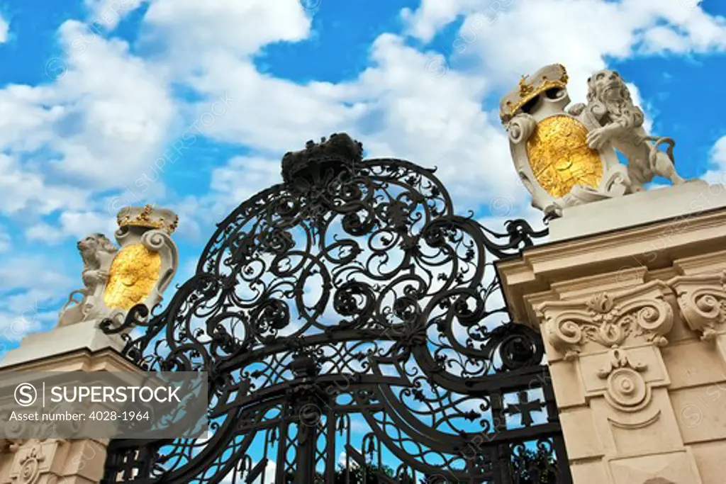 The ornate Front gates of Schloss Schonbrunn palace, Vienna, Wein, Austria