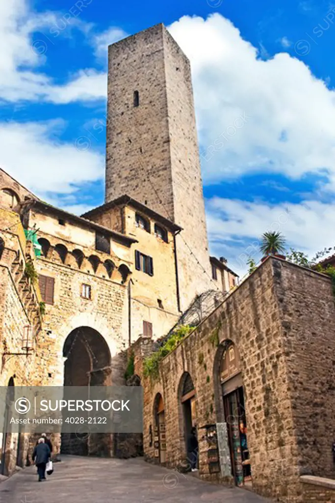 Stone Arch de Becci de Cuganesi Tower Narrow Street Via San Giovani San Gimignano Tuscany Italy