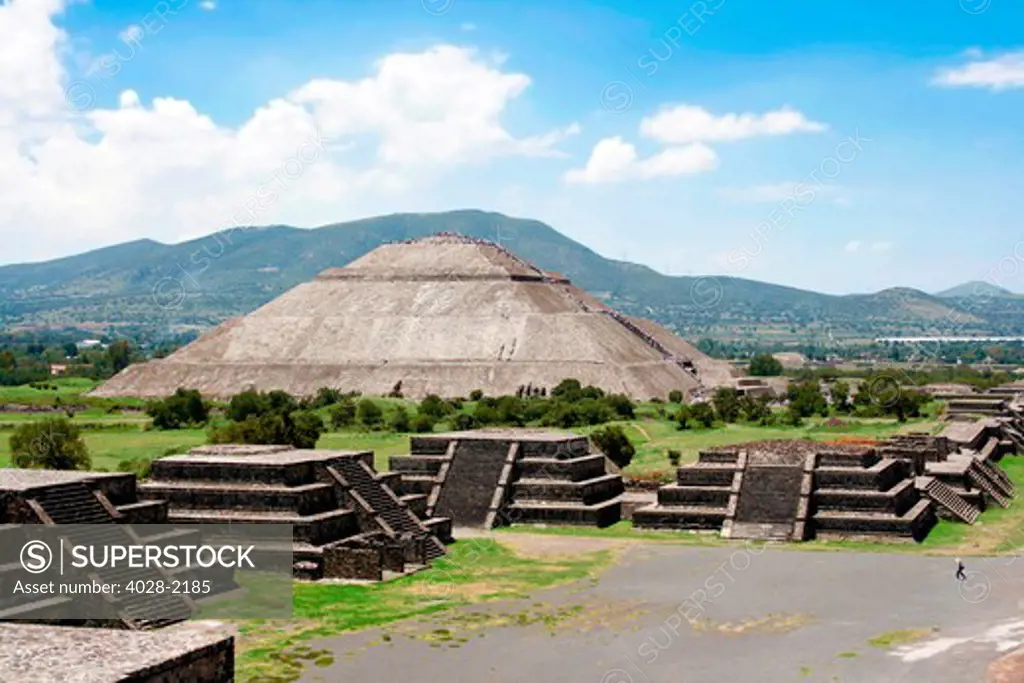 Mexico, Mexico City, Teotihuacan, The Pyramid of the Moon and the Avenue of the Dead at the ancient Aztec city of Teotihuacan, as seen from the top of the Pyramid of the Sun