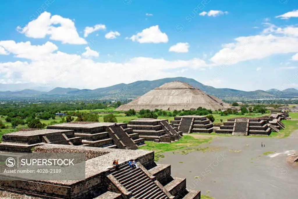 Mexico, Mexico City, Teotihuacan, The Pyramid of the Moon and the Avenue of the Dead at the ancient Aztec city of Teotihuacan, as seen from the top of the Pyramid of the Sun