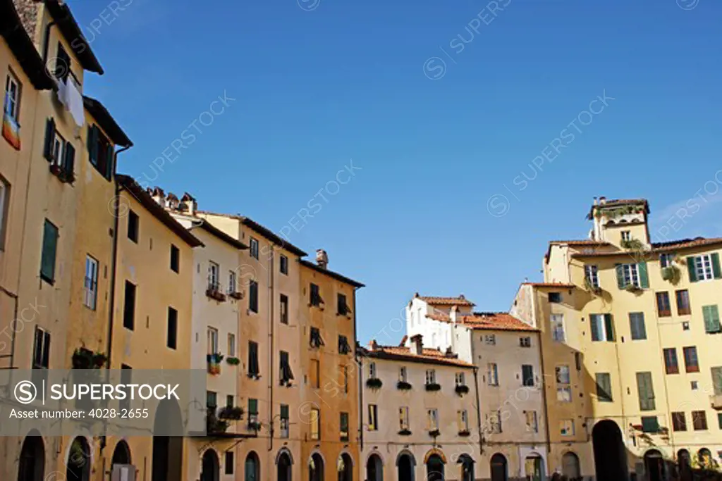 Lucca, Tuscany, Italy, The oval Piazza del Anfiteatro built on the site of the Roman Amphitheatre