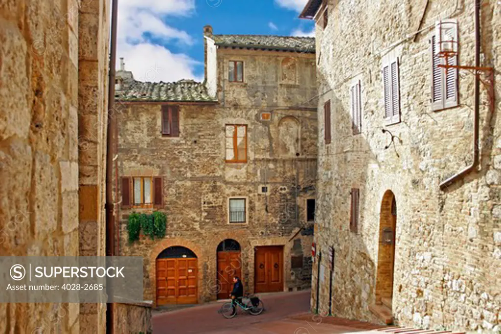 A courtyard opens up to the narrow streets and alleyways near the Piazza del Duomo in San Gimignano, Tuscany.