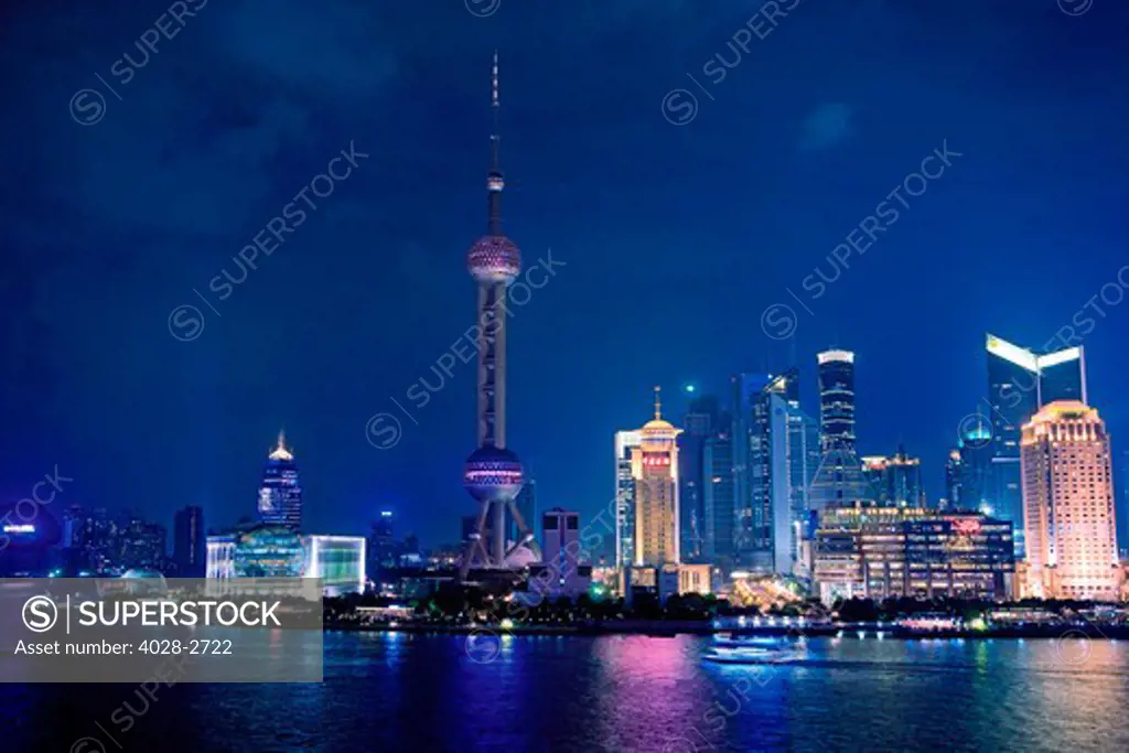 China, Shanghai, Lujiazui, Pudong Park, Oriental Pearl Tower, the world's third tallest TV and radio tower. Huangpu River is in the foreground.