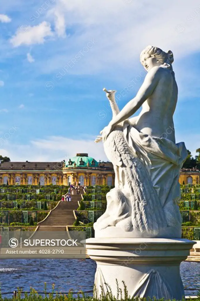 Germany, Brandenburg, Preussen, Potsdam, A statue of the Greek goddess Juno with a peacock next to the terraced gardens in front of main facade of Sans Souci Palace.