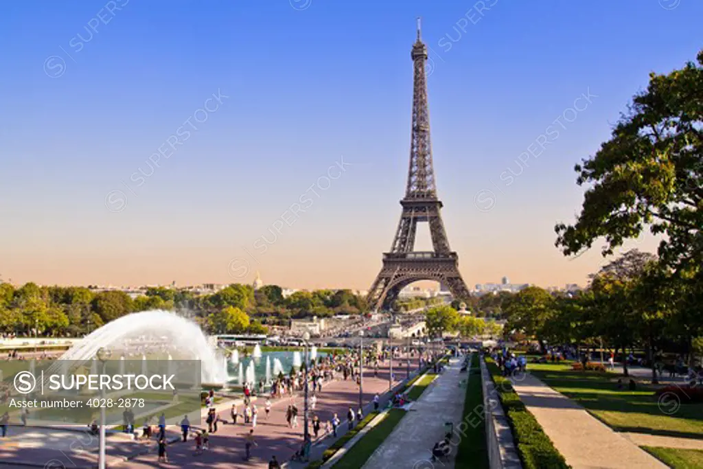 Paris, ile-de-France, France, the fountains of the Palais de Chaillot with the Eiffel Tower (Tour Eiffel) in the background from the terrace