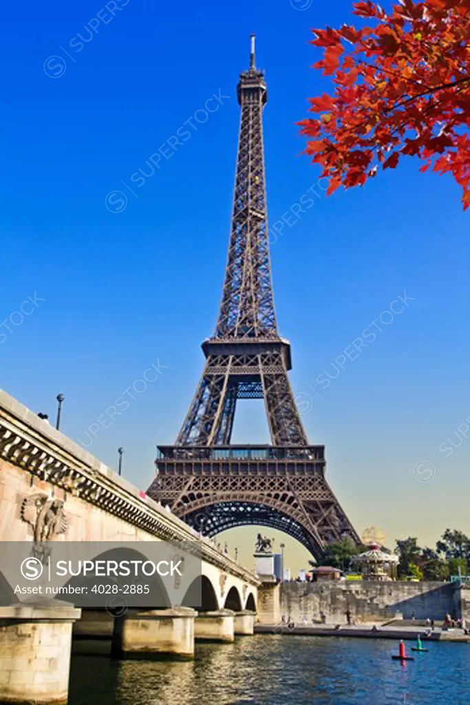 Paris, ile-de-France, France, the Eiffel Tower (Tour Eiffel) with the Pont D'Lena bridge over the Seine River in the Autumn