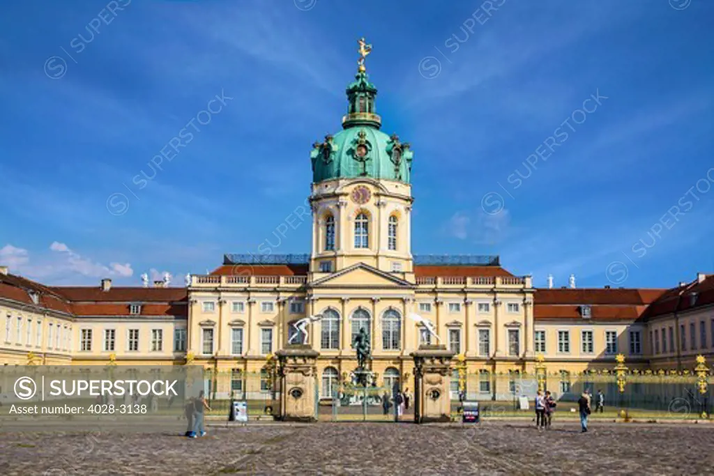 Germany, Berlin, Berlin Charlottenburg, Charlottenburg Palace, The entrance and the court d'honneur with the Equestrian Statue of Frederick William I, Elector of Brandenburg, called The Great Elector by Andreas Schluter